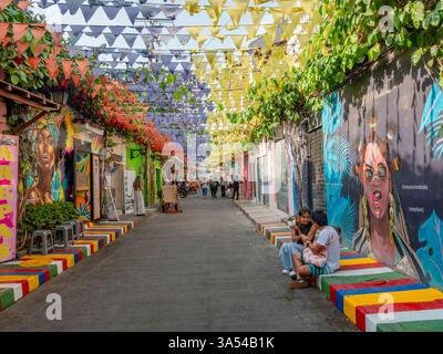 Bandiere in una strada del quartiere Getsemani, Cartagena, Colombia Foto Stock