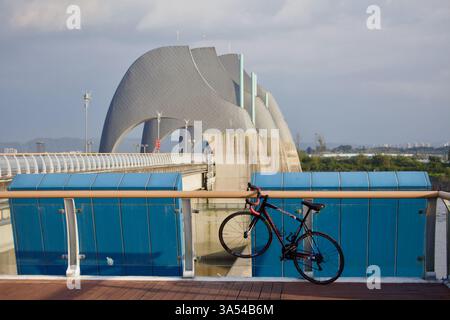 Gwangju, Corea del Sud - 24 settembre 2020: Una bicicletta da strada si appoggia contro la ringhiera di Seungchon Weir, affacciata sul moderno design architettonico di Foto Stock
