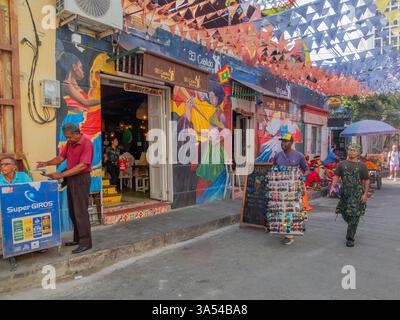 Scena di strada nel quartiere Getsemani, Cartagena, Colombia Foto Stock