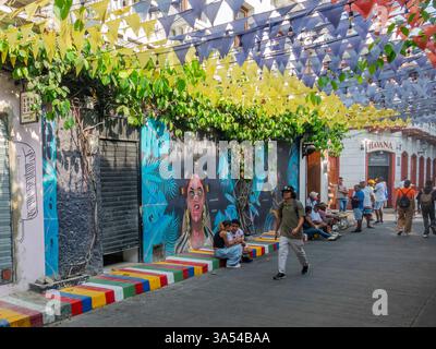 Scena di strada nel quartiere Getsemani, una popolare destinazione turistica, Cartagena, Colombia Foto Stock