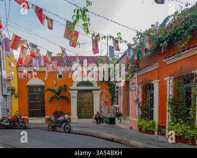 Vecchi e colorati edifici nel quartiere Getsemani, una popolare destinazione turistica, Cartagena, Colombia Foto Stock