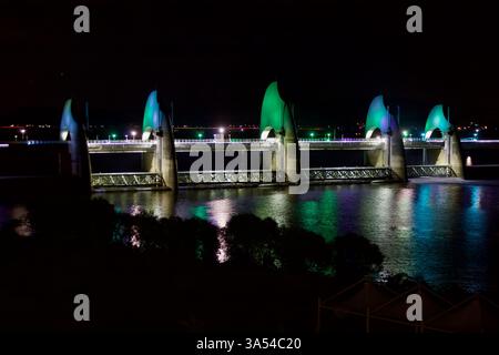 Città di Gwangju, Corea del Sud - 24 settembre 2020: Il Seungchon Weir sul fiume Yeongsan è inondato di luce verde di notte, creando un ambiente tranquillo e rilassante Foto Stock