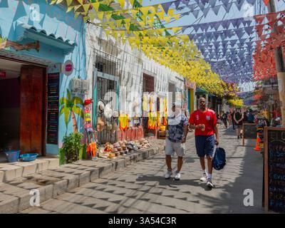 Turisti che passeggiano nel quartiere Getsemani, una popolare destinazione turistica, Cartagena, Colombia Foto Stock