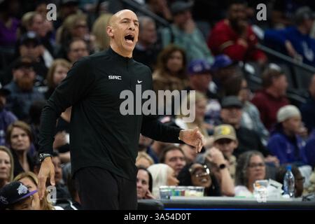 Sacramento, California, Stati Uniti. 20 marzo 2025. Il capo-allenatore ad interim dei Sacramento Kings Doug Christie reagisce a giocare durante una partita NBA al Golden 1 Center giovedì 20 marzo 2025 a Sacramento. (Credit Image: © Paul Kitagaki Jr./ZUMA Press Wire) SOLO PER USO EDITORIALE! Non per USO commerciale! Foto Stock