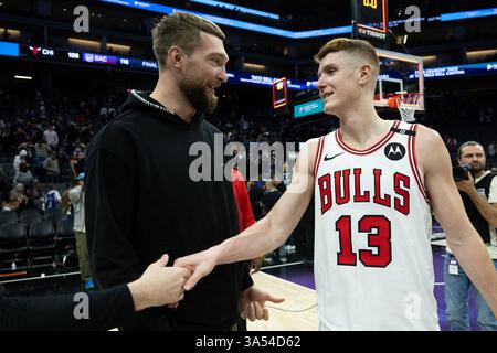 Sacramento, California, Stati Uniti. 20 marzo 2025. Il centro dei Sacramento Kings Domantas Sabonis (11) parla con la guardia dei Chicago Bulls Kevin Huerter (13) dopo la partita NBA al Golden 1 Center di Sacramento, giovedì 20 marzo 2025. (Credit Image: © Paul Kitagaki Jr./ZUMA Press Wire) SOLO PER USO EDITORIALE! Non per USO commerciale! Foto Stock