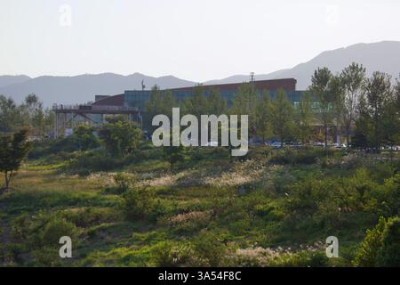 Gwangju, Corea del Sud - 24 settembre 2020: Il Centro culturale del fiume Yeongsangang, circondato da una vegetazione lussureggiante, serve come centro educativo e ricreativo Foto Stock