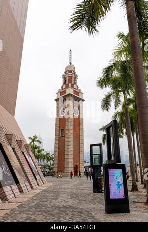 Hong Kong. Cina- 02.21.2025. Una vista generale esterna dell'ex Torre dell'orologio della ferrovia di Kowloon-Canton, punto di riferimento storico a Tsim Sha Tsui. Foto Stock