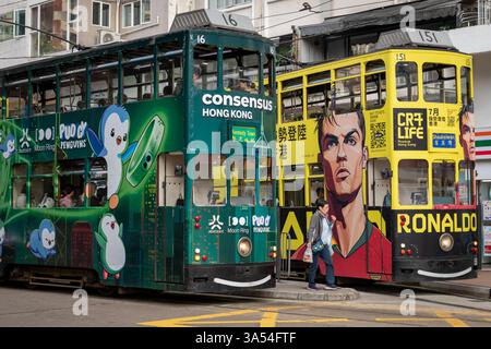 Hong Kong. Cina- 02.21.2025. Tram a due piani presso l'Happy Valley Terminus in attesa di iniziare il loro percorso di servizio. Foto Stock
