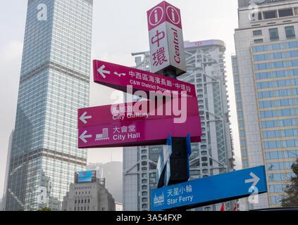 Hong Kong. Cina- 02.21.2025. Un cartello stradale nel quartiere centrale che indica le indicazioni per i vari principali luoghi di interesse della zona. Foto Stock