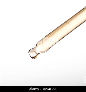 Pipettare con siero, gel, olio o altro prodotto cosmetico su sfondo bianco. Foto Stock
