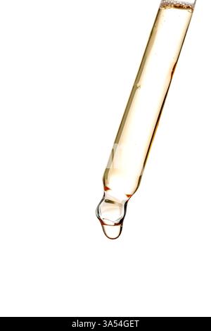 Pipettare con siero, gel, olio o altro prodotto cosmetico su sfondo bianco. Foto Stock