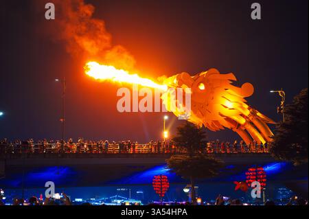Spettacolo di fuoco sul ponte del drago di Cau rong a da Nang in Vietnam in Asia di notte Foto Stock