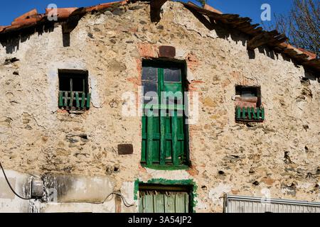 vista della vecchia facciata deteriorata Foto Stock