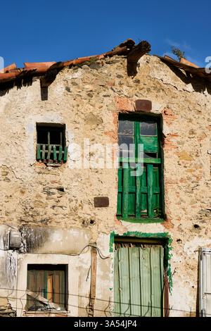 vista verticale della vecchia facciata deteriorata Foto Stock
