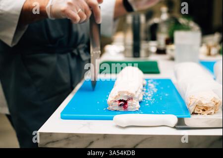 rotolo di meringa ritorto di un pezzo intero con scaglie di mandorle Foto Stock