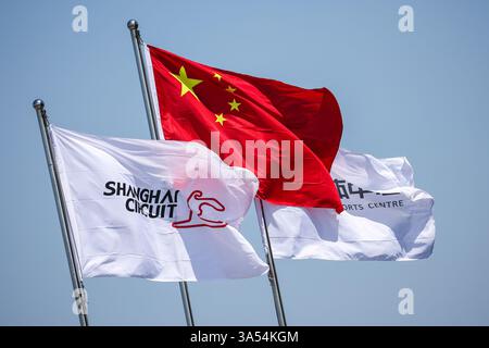 Il circuito di Shanghai e la bandiera cinese sono stati visti durante il Gran Premio di Cina di Formula 1 Heineken 2025, 2° round del Campionato Mondiale di Formula 1 FIA 2025 dal 21 al 23 marzo 2025 sul circuito Internazionale di Shanghai, a Shanghai, Cina Foto Stock