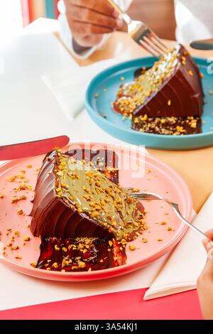 Torta al cioccolato di Dubai, dessert Knafeh servito su un piatto in un ristorante caffetteria. Foto Stock