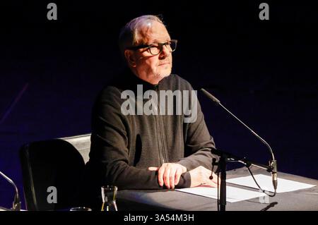 Olli Dittrich bei der Lit. Colonia 2025 Veranstaltung Vielen Dank für die Blumen die große lit. Colonia-Gala in der Philharmonie. Köln, 20.03.2025 *** Olli Dittrich all'evento LIT Cologne 2025 molte grazie per i fiori il grande gala illuminato di Colonia alla Philharmonie Cologne, 20 03 2025 foto:XR.xSchmiegeltx/xFuturexImagex gala 5322 Foto Stock