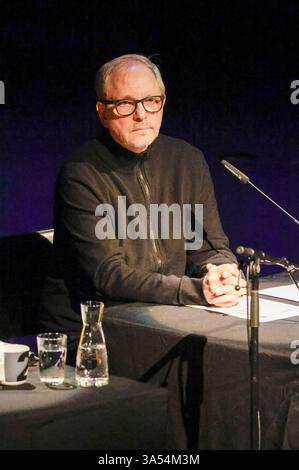 Olli Dittrich bei der Lit. Colonia 2025 Veranstaltung Vielen Dank für die Blumen die große lit. Colonia-Gala in der Philharmonie. Köln, 20.03.2025 *** Olli Dittrich all'evento LIT Cologne 2025 molte grazie per i fiori il grande gala illuminato di Colonia alla Philharmonie Cologne, 20 03 2025 foto:XR.xSchmiegeltx/xFuturexImagex gala 5323 Foto Stock