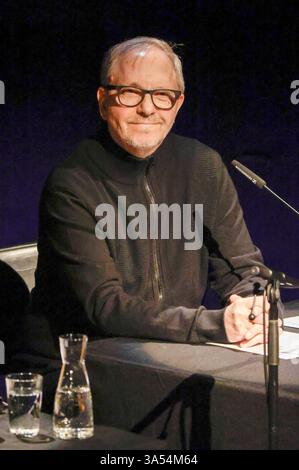 Olli Dittrich bei der Lit. Colonia 2025 Veranstaltung Vielen Dank für die Blumen die große lit. Colonia-Gala in der Philharmonie. Köln, 20.03.2025 *** Olli Dittrich all'evento LIT Cologne 2025 molte grazie per i fiori il grande gala illuminato di Colonia alla Philharmonie Cologne, 20 03 2025 foto:XR.xSchmiegeltx/xFuturexImagex gala 5325 Foto Stock