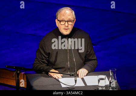 Olli Dittrich bei der Lit. Colonia 2025 Veranstaltung Vielen Dank für die Blumen die große lit. Colonia-Gala in der Philharmonie. Köln, 20.03.2025 *** Olli Dittrich all'evento LIT Cologne 2025 molte grazie per i fiori il grande gala illuminato di Colonia alla Philharmonie Cologne, 20 03 2025 foto:XR.xSchmiegeltx/xFuturexImagex gala 5347 Foto Stock
