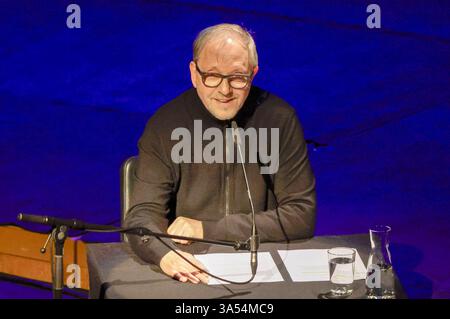 Olli Dittrich bei der Lit. Colonia 2025 Veranstaltung Vielen Dank für die Blumen die große lit. Colonia-Gala in der Philharmonie. Köln, 20.03.2025 *** Olli Dittrich all'evento LIT Cologne 2025 molte grazie per i fiori il grande gala illuminato di Colonia alla Philharmonie Cologne, 20 03 2025 foto:XR.xSchmiegeltx/xFuturexImagex gala 5348 Foto Stock