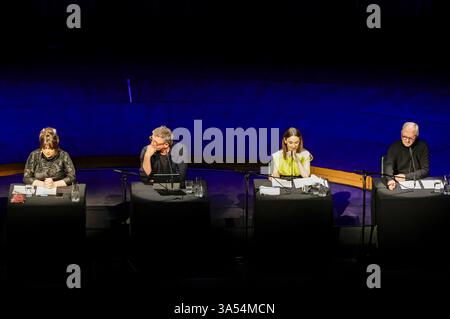 Marie-Christine Knop Hans Sigl, Sibel Kekilli und Olli Dittrich bei der Lit. Colonia 2025 Veranstaltung Vielen Dank für die Blumen die große lit. Colonia-Gala in der Philharmonie. Köln, 20.03.2025 *** Marie Christine Knop Hans Sigl, Sibel Kekilli e Olli Dittrich all'evento LIT Cologne 2025 Grazie per i fiori il grande gala di Colonia Lit alla Philharmonie Cologne, 20 03 2025 foto:XR.xSchmiegeltx/xFuturexImagex gala 5345 Foto Stock