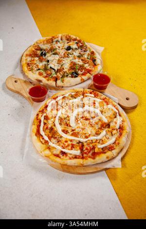 Tikka masala di pollo, pizza a crosta sottile cotta nel forno a legna Foto Stock