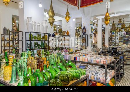 Eccezionale negozio del Medio Oriente con varie ceramiche di diversi modelli e stili. Prodotti locali esposti su bazar etnico a turisti e viaggiatori. Mar Foto Stock
