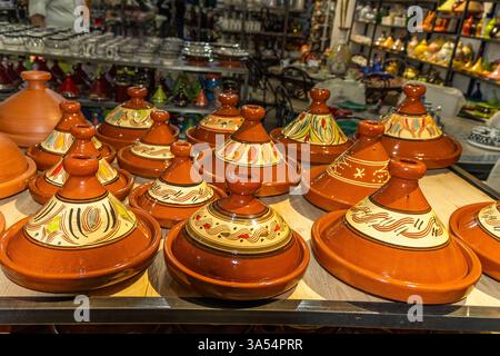Eccezionale negozio del Medio Oriente con varie ceramiche di diversi modelli e stili. Prodotti locali esposti su bazar etnico a turisti e viaggiatori. Mar Foto Stock