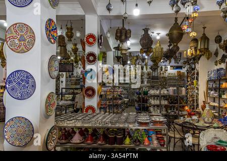 Eccezionale negozio del Medio Oriente con varie ceramiche di diversi modelli e stili. Prodotti locali esposti su bazar etnico a turisti e viaggiatori. Mar Foto Stock