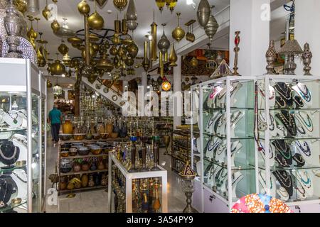 Eccezionale negozio del Medio Oriente con varie ceramiche di diversi modelli e stili. Prodotti locali esposti su bazar etnico a turisti e viaggiatori. Mar Foto Stock