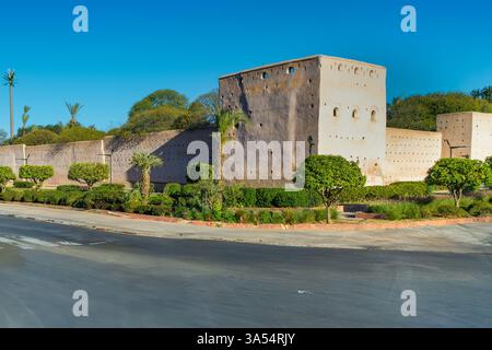 Punto di riferimento della città di Marrakech in Marocco. Mura della città che circondano Marrakech Foto Stock