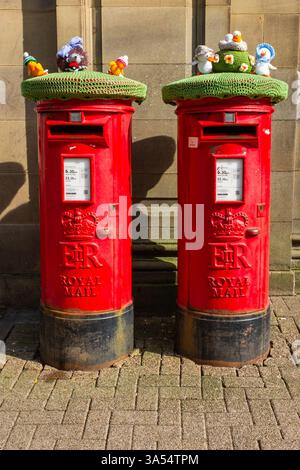 Le cassette postali a maglia si trovano all'esterno dell'ufficio postale di Kendal, Cumbria, Inghilterra. Foto Stock