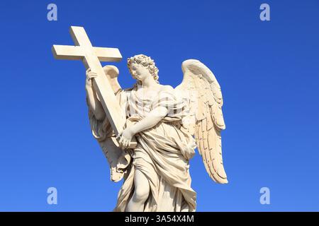 Angelo bianco con la statua della Croce, dettaglio su un cielo azzurro al Ponte Sant'Angelo a Roma, Italia, marzo 2025 Foto Stock