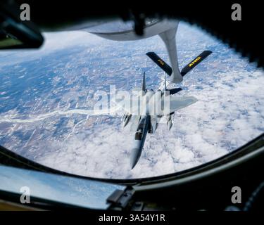Un aereo NORAD F-15 Eagle del 104th Fighter Wing della Massachusetts Air National Guard e della Continental U.S. NORAD Region riceve carburante dietro un KC Foto Stock