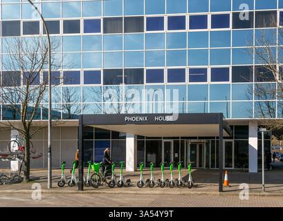 Esterno in vetro riflettente edificio per uffici Phoenix House, Milton Keynes Central, Buckinghamshire, Inghilterra, Regno Unito Foto Stock