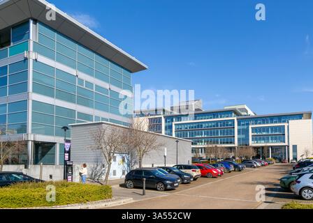 Moderni edifici per uffici e parcheggio, Milton Keynes Central, Buckinghamshire, Inghilterra, Regno Unito Foto Stock