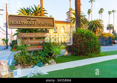 Los Angeles, California - 10 gennaio 2025: L'iconico cartello del cimitero Hollywood Forever presenta un paesaggio lussureggiante, circondato da palme e un monumento storico Foto Stock