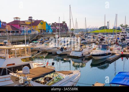 Long Beach, California - 11 gennaio 2025: Vivace porticciolo pieno di barche e yacht, Rainbow Harbor e Shoreline Village sullo sfondo Foto Stock