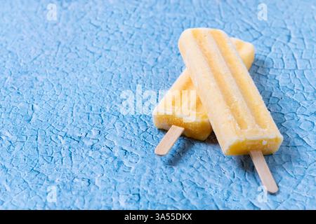 Pistoncini gialli su sfondo blu Foto Stock