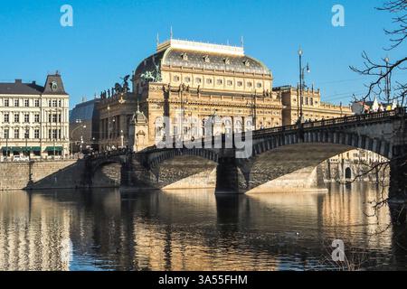 Edificio storico del Teatro Nazionale di Praga, Repubblica Ceca, 19 febbraio 2025. Nella foto del Legion Bridge, storico ponte sul fiume Moldava. (PH. CTK Foto Stock