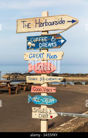 Cartello Harbourside che indica caffetterie, ristoranti e gelaterie, Dunure, Ayrshire, Scozia, Regno Unito Foto Stock