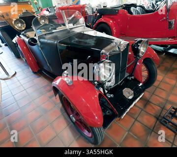 Vista frontale di tre quarti di un 1932, MG M Type, nel Campbell Shed al Brooklands Museum Foto Stock