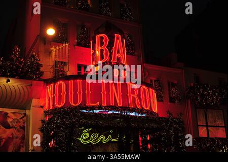 MOULIN ROUGE DI PARIGI DI NOTTE Foto Stock