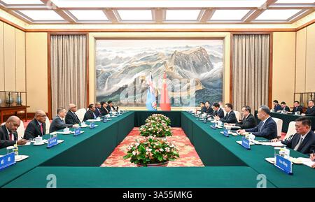 Pechino, Cina. 21 marzo 2025. Il vicepresidente cinese Han Zheng incontra Filimone Jitoko, presidente del Parlamento della Repubblica delle Figi, a Pechino, capitale della Cina, il 21 marzo 2025. Crediti: Zhang Ling/Xinhua/Alamy Live News Foto Stock