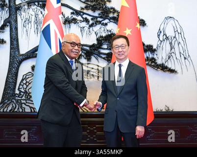 Pechino, Cina. 21 marzo 2025. Il vicepresidente cinese Han Zheng incontra Filimone Jitoko, presidente del Parlamento della Repubblica delle Figi, a Pechino, capitale della Cina, il 21 marzo 2025. Crediti: Zhang Ling/Xinhua/Alamy Live News Foto Stock