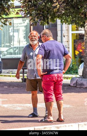 Due uomini più anziani che chiacchierano per strada - Indre-et-Loire (37), Francia. Foto Stock
