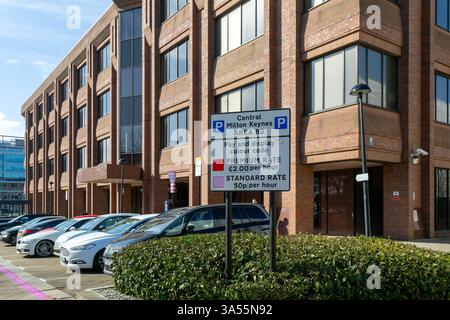 Cartello con le informazioni di parcheggio a pagamento, Milton Keynes Central, Buckinghamshire, Inghilterra, Regno Unito Foto Stock