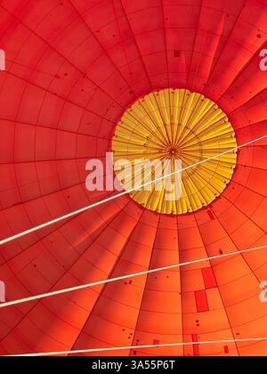 Vista in mongolfiera dall'alto all'interno. La parte superiore si apre per rilasciare aria calda prima dell'atterraggio. Giro in mongolfiera sull'entroterra australiano. Foto Stock